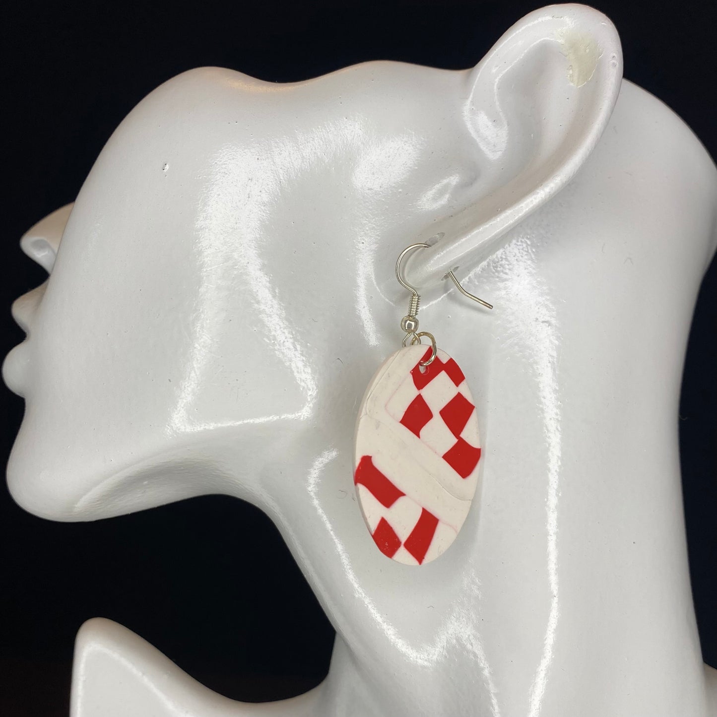 Featherweight Series - Red and white checkered circle earrings